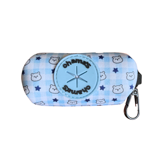 Porta bolsas para perro con estampado de cuadros vichy azul bebé, osos y estrellas.